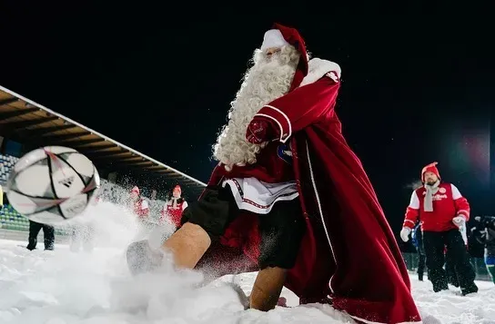 Papá Noel dando el saque inicial en el FC Santa Claus.
