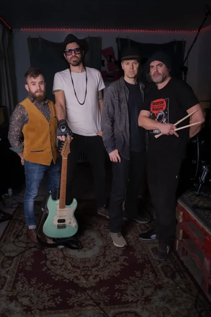 El Flaco y los integrantes de la banda. Además, trabaja entrenando arqueros juveniles para Osasuna. (Foto: Gentileza F. Pellegrino)