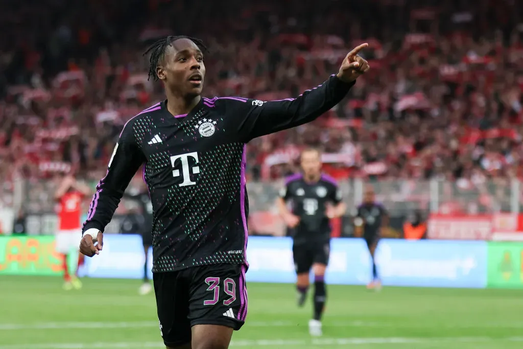 Mathys Tel, objetivo del Chelsea para este mercado.