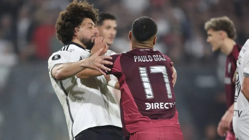 La pelea entre Paulo Díaz y Maxi Falcón en la ida (IMAGO / Photosport).