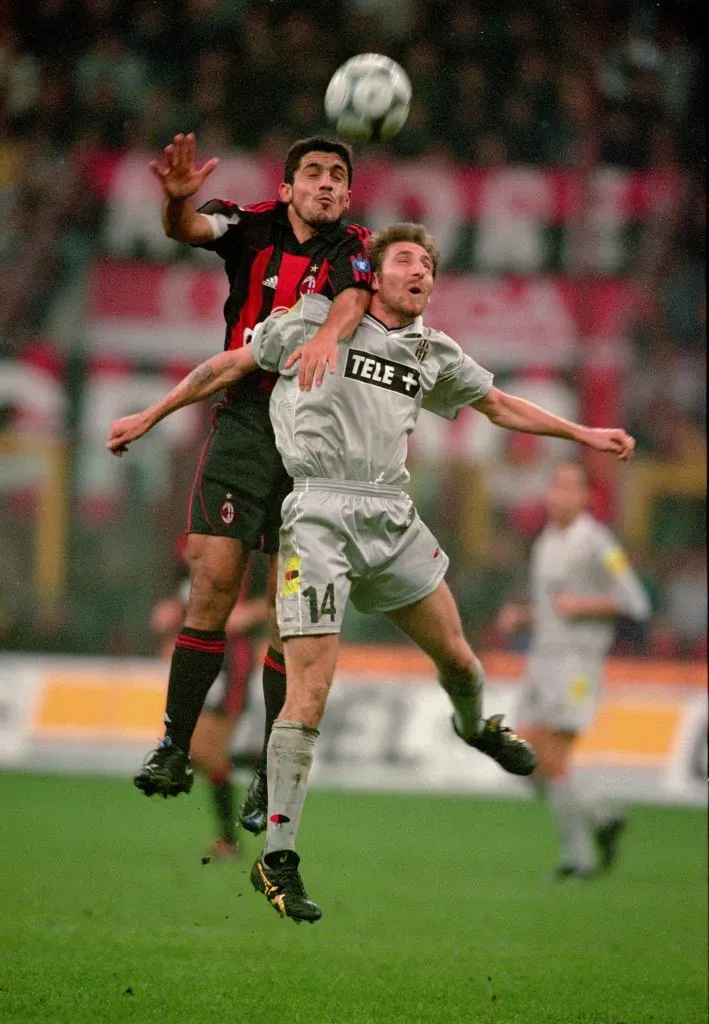 Gattuso del Milan lucha con Bachini de la Juventus. (Foto: Getty).