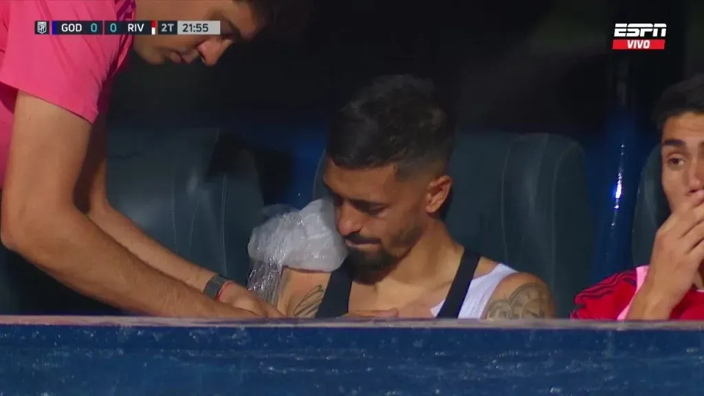 Lanzini, con hielo en la clavícula tras salir reemplazado a los 18 minutos del complemento. (Foto: Captura ESPN Premium).