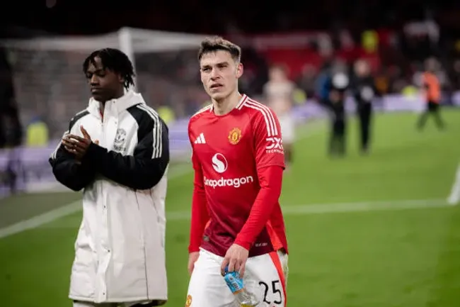 Ugarte y Mainoo no estarían disponibles vs. Tottenham, de acuerdo a medios británicos.