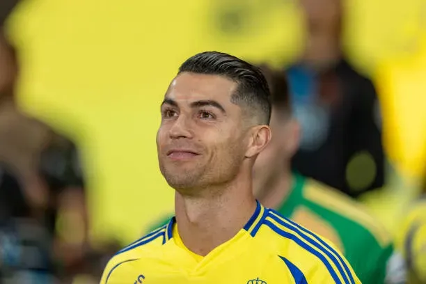 Cristiano Ronaldo con la camiseta de Al NAssr. (Abdullah Ahmed/Getty Images)