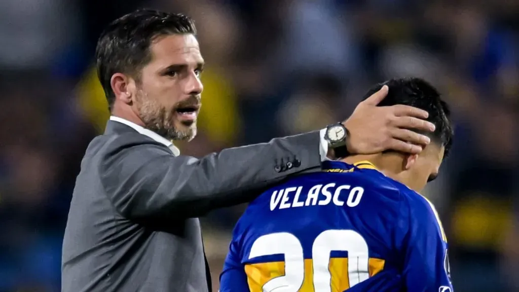 Fernando Gago, entrenador de Boca, junto a Alan Velasco (Getty Images).
