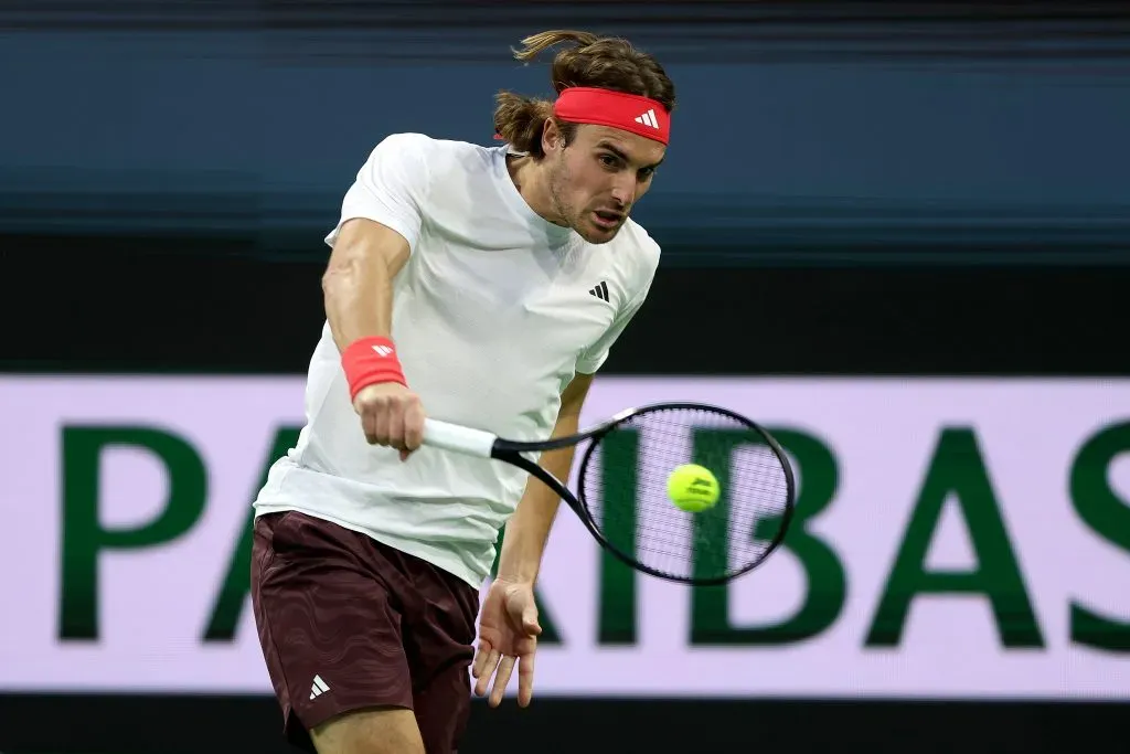 Tsitsipas y su inconfundible revés a una mano. (Foto: Getty).