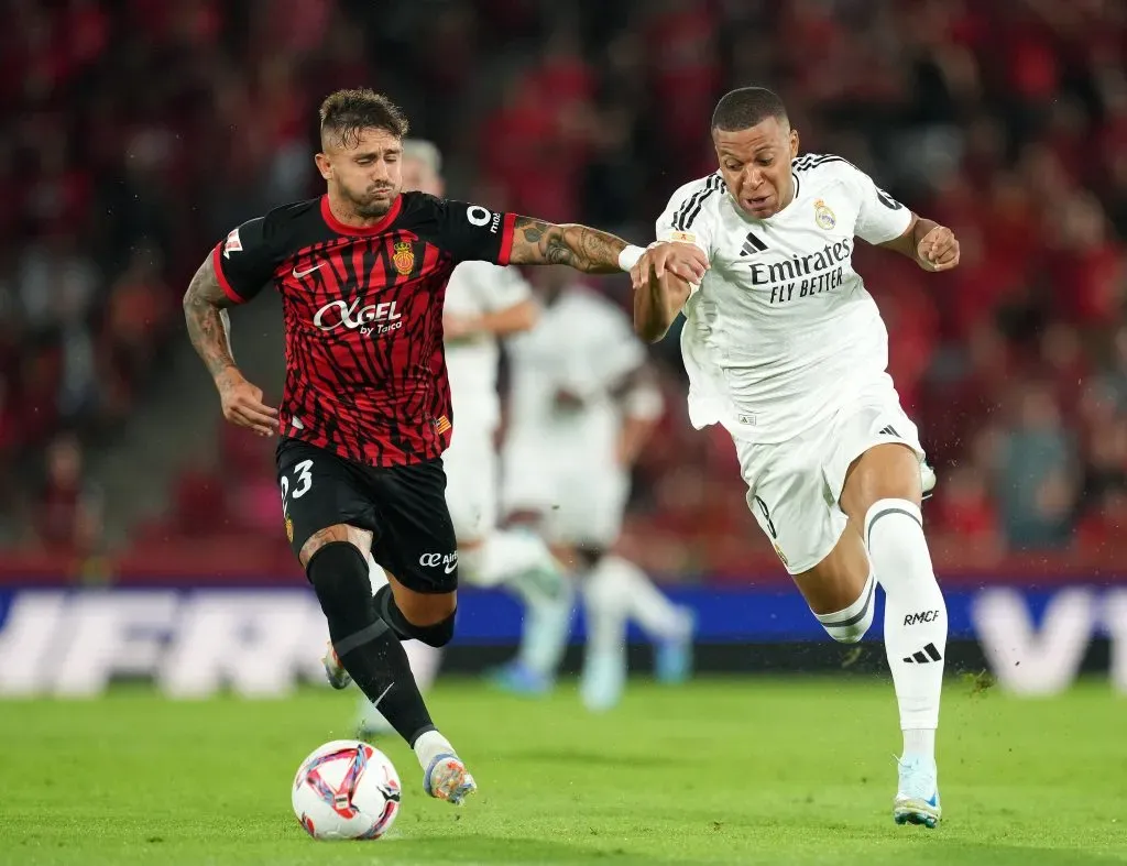 Pablo Maffeo enfrentando a Kylian Mbappé. (Alex Caparros/Getty Images)