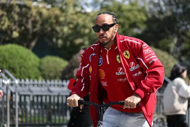 Lewis Hamilton no llegó a correr en la era V10 de la F1, de la parrilla, sólo Alonso lo hizo.
