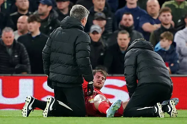 Con algo de fortuna, Alexis pudo continuar en el partido y no sufrió una lesión grave.