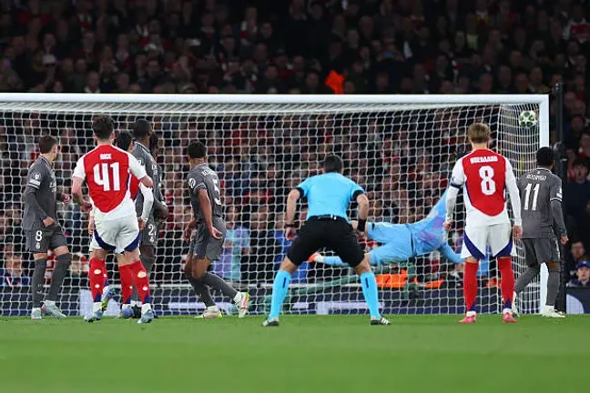 El segundo tiro libre de Declan Rice, una obra de arte.