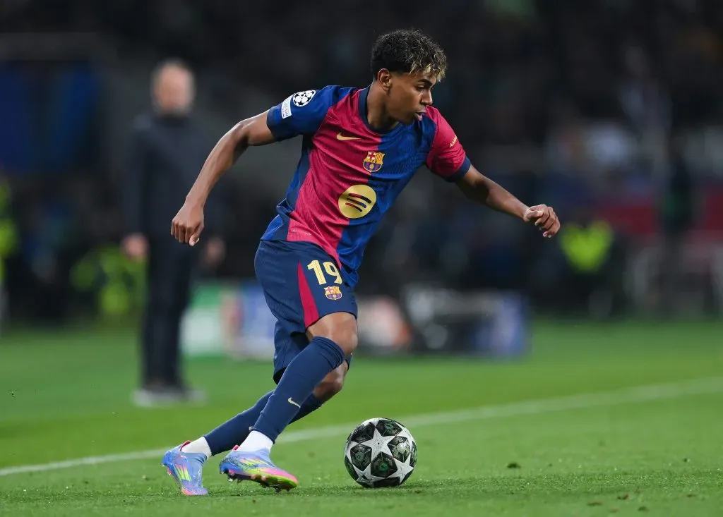 Lamine Yamal gambeteando en Barcelona. (Photo by David Ramos/Getty Images)