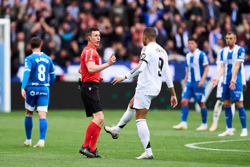 Kylian Mbappé intenta dar explicaciones al árbitro previo a la revisión en el VAR.