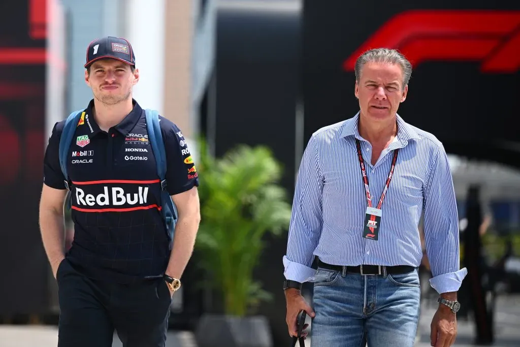 Verstappen junto a su representante Raymond Vermeulen, ya en Arabia Saudita.