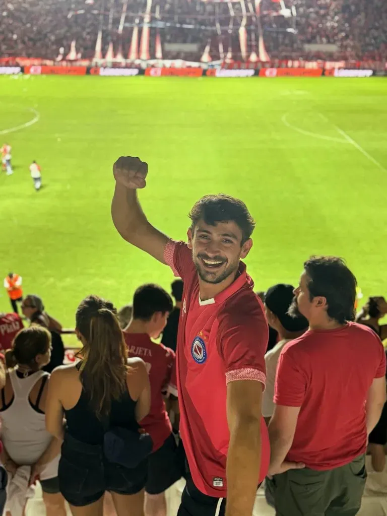 Mariano Navone alentando al Bicho. (Foto: Prensa Argentinos).