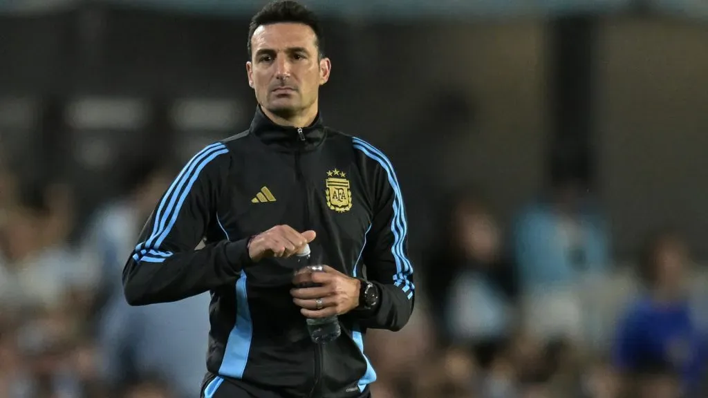 Scaloni, muy atento a Mastantuono.
