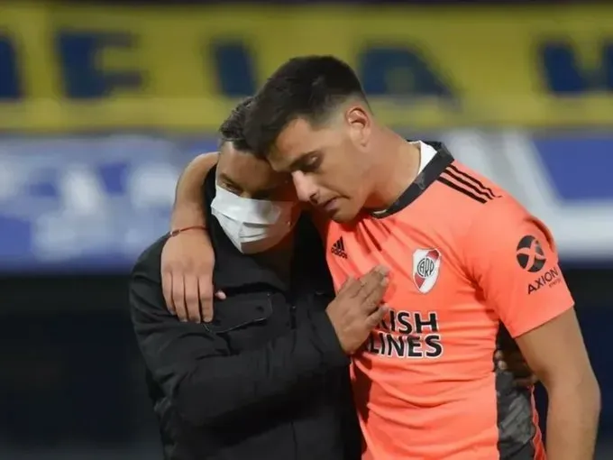 Díaz recibe consuelo de Gallardo tras la eliminación de River en los penales.