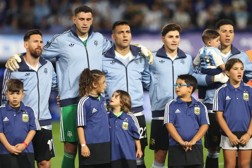 Lionel Messi, Emiliano Martínez, Lautaro Martínez, Julián Álvarez y Enzo Fernández en la Selección Argentina. (Getty Images)