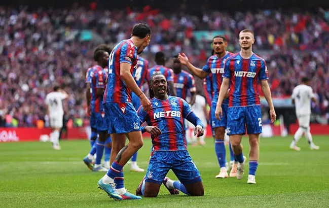 El Palace venció a Aston Villa en semifinales, Eze convirtió uno de los tres goles.