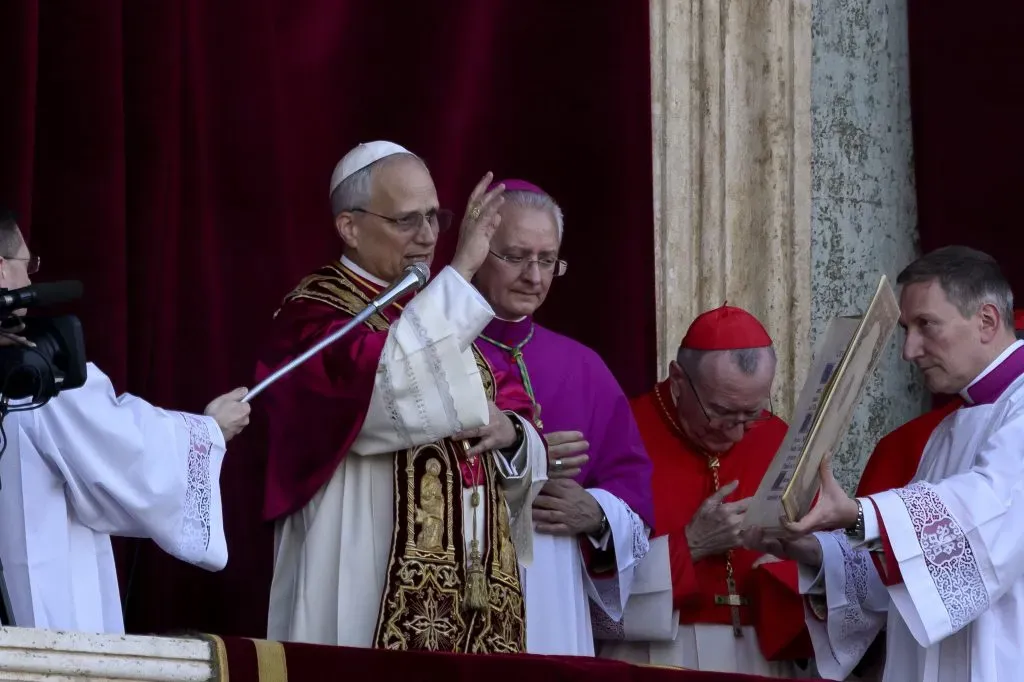 León XIV dio su primera bendición tras asumir como el nuevo Sumo Pontífice. (Antonio Masiello/Getty Images)