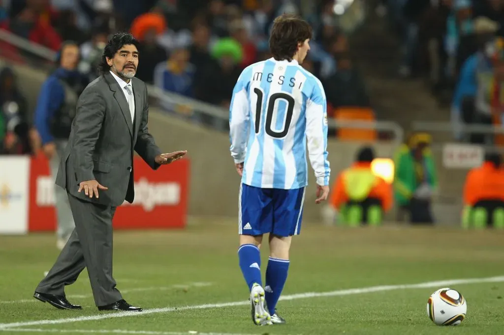 Diego Armando Maradona y Lionel Messi con la Selección Argentina durante el Mundial de Sudáfrica 2010. (Getty Images)