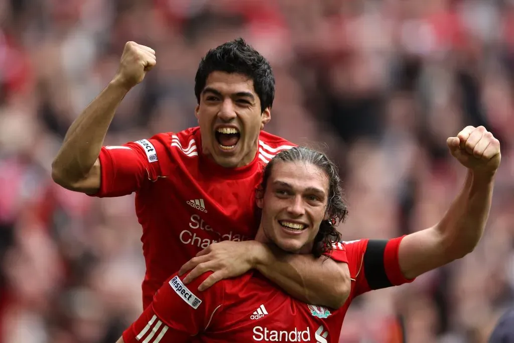 Suárez y Carroll, la dupla que invirtió roles en Liverpool (Foto: Getty Images).
