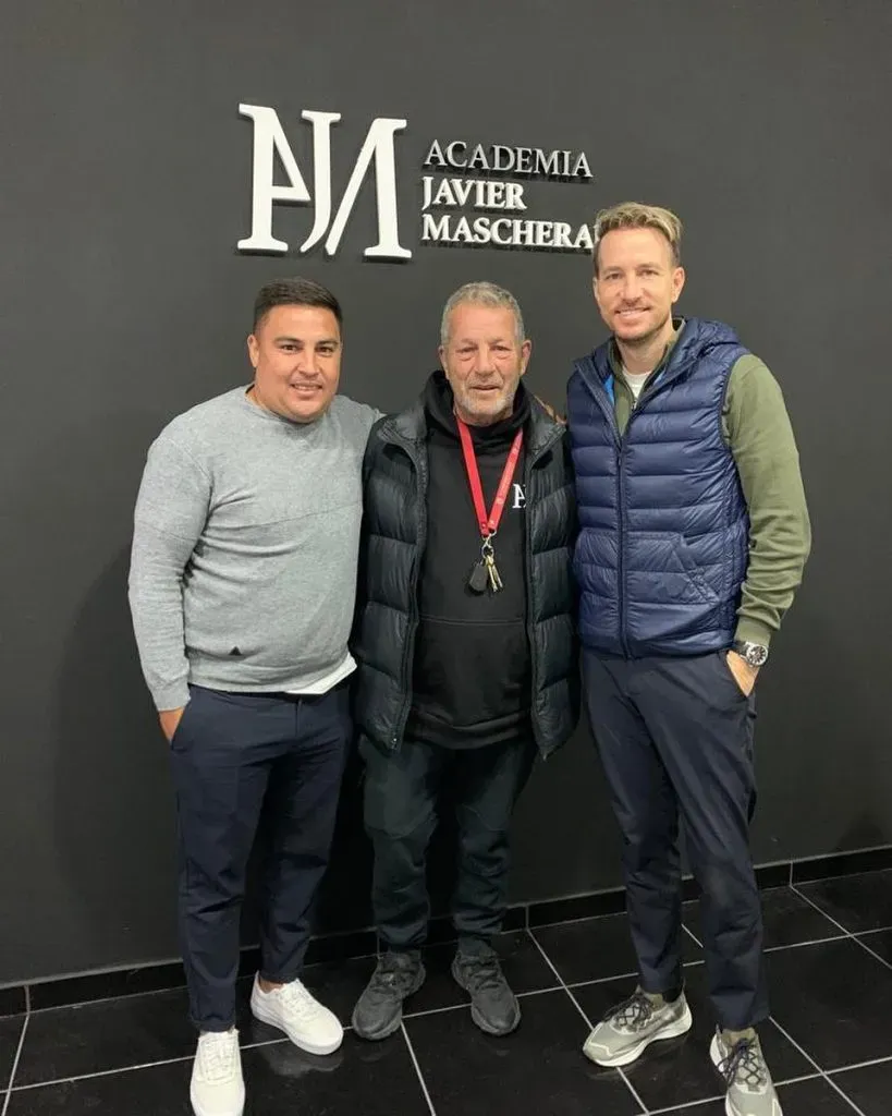 Támer, en el centro, en la Academia Mascherano, justamente en Lincoln. Foto Area Sports Team.