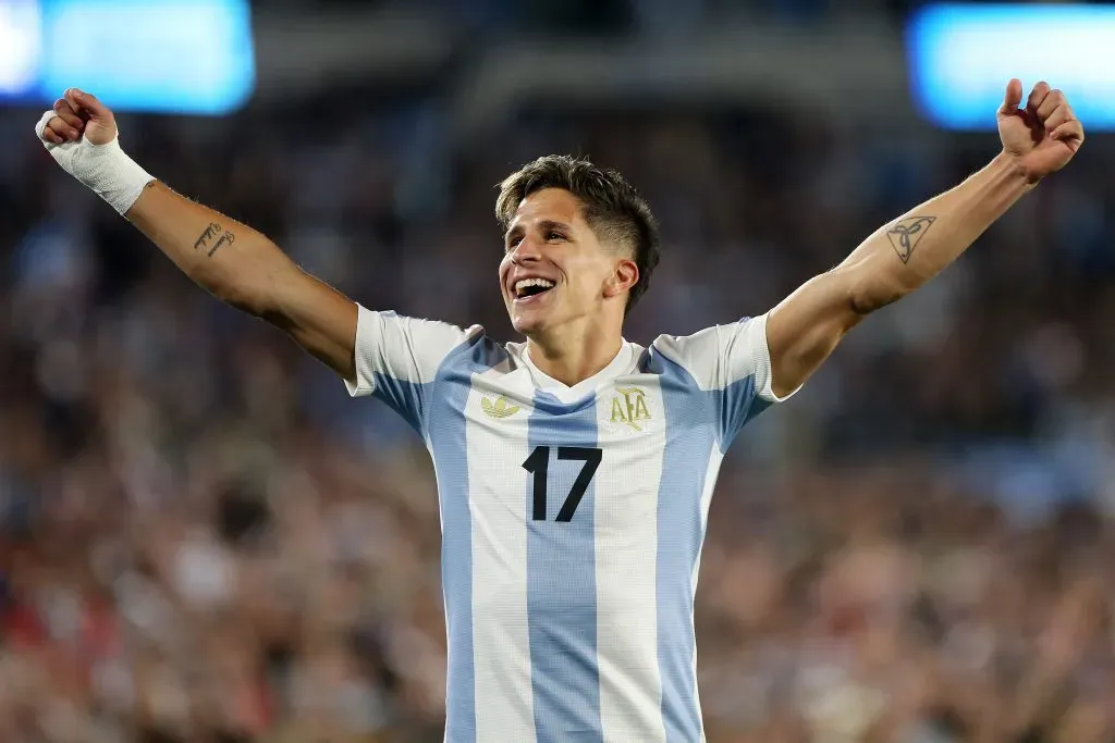 El festejo de gol Giuliano Simeone en el encuentro entre la Selección Argentina y Brasil por las Eliminatorias Sudamericanas en el Estadio Monumental. (Getty Images)