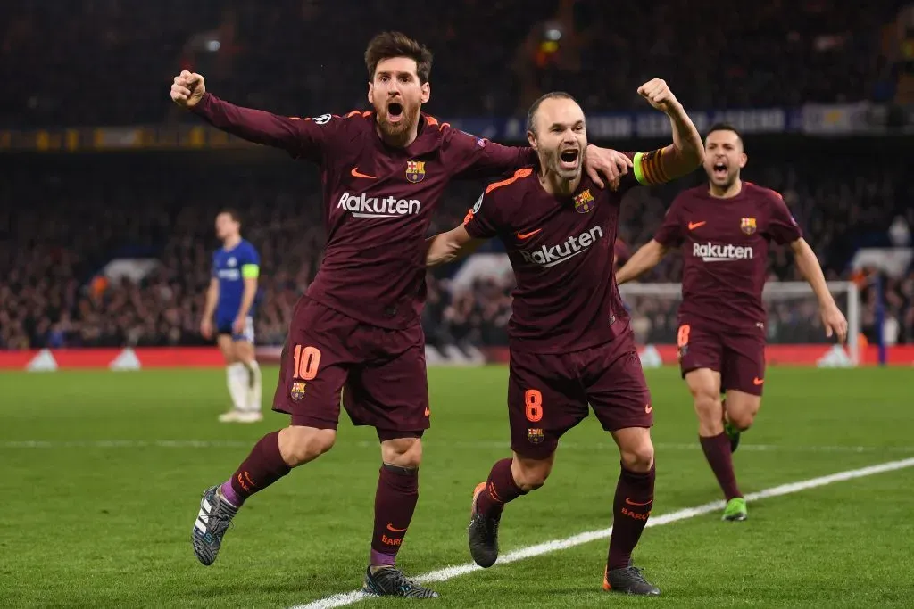 Andrés Iniesta y Lionel Messi celebrando un gol de Barcelona ante Chelsea por la UEFA Champions League. (Getty Images)