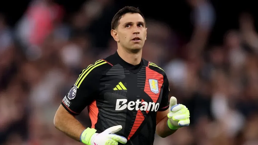 Dibu Martínez, con futuro incierto en la próxima temporada.