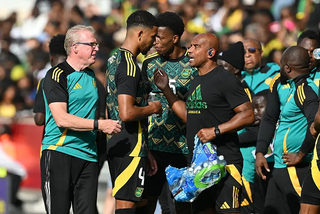 Mientras todo sucede en Inglaterra, Trevor Sinclair está en Jamaica como parte del cuerpo técnico de los Reggae Boyz.