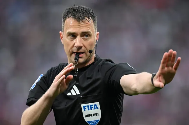 El árbitro alemán Felix Zwayer durante un partido de la Bundesliga. (Getty Images)