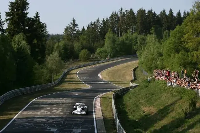 Las ondulaciones del circuito y el diagrama del trazado hacen imposible que autos de la Fórmula 1 actual puedan correr allí.