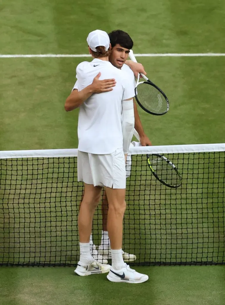 Emotivo abrazo entre Sinner y Alcaraz tras la final de Wimbledon 2025. (Foto: Getty).