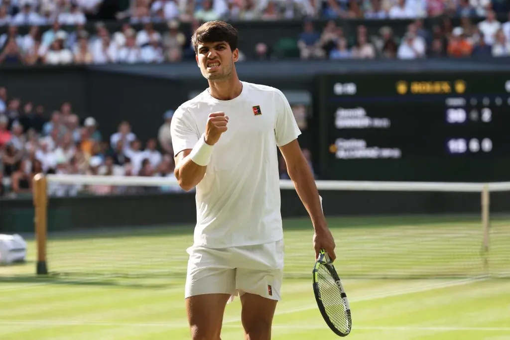 Carlos Alcaraz ante Jannik Sinner durante la final de Wimbledon 2025. (Getty Images)
