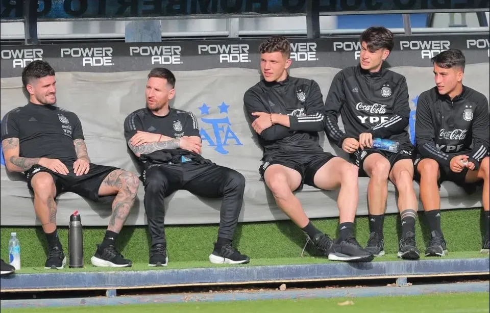 Geralnik (derecha), con De Paul, Messi, Carboni y Soulé durante su única citación a la Selección Mayor (@tiagogeralnik).