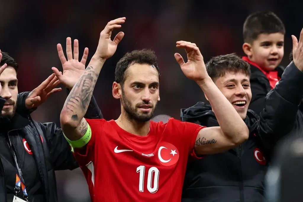 Hakan Calhanoglu desestimó la posibilidad de jugar la Súper Liga de Turquía.