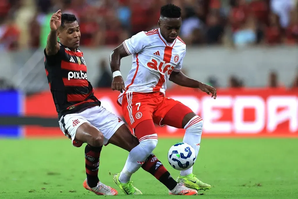 Johan Carbonero enfrentando a Flamengo. (Getty Images)
