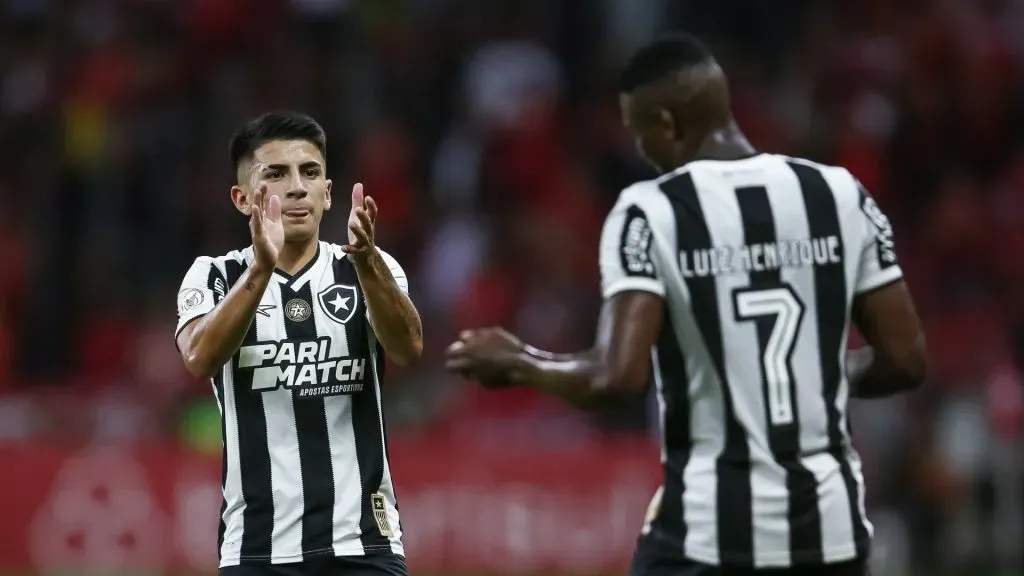 Thiago Almada y Luiz Henrique dejaron Botafogo para salvar al Lyon y el club exige compensación.