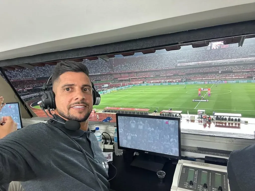 Actualmente, Cicinho disfruta del fútbol como comentarista (@Cicinho).