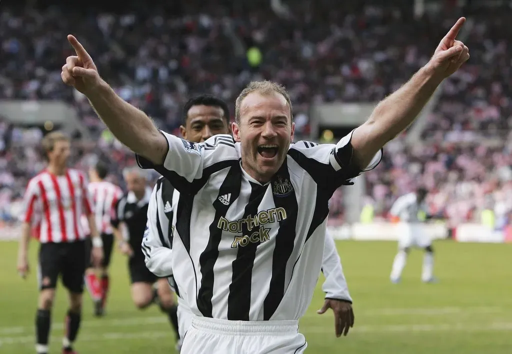 Alan Shearer, máximo goleador histórico de la Premier League, durante su estadía en Newcastle United. (Getty Images)