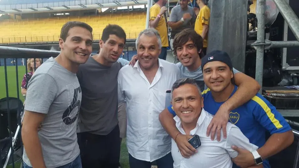Con el Beto Márcico, Calvo y algunos ex jugadores de Boca. Foto IG.