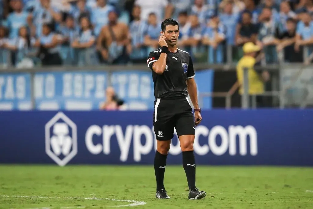 Leodan Gonzalez, árbitro de CONMEBOL mientras escucha las indicaciones vía VAR. (Getty Images)