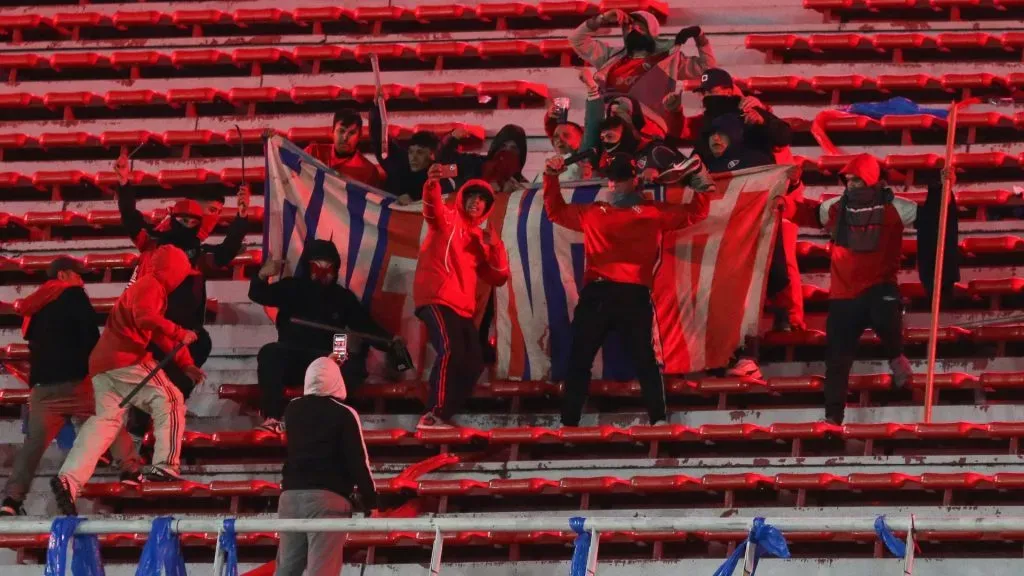 Los violentos de Independiente tras robar una bandera de la U de Chile. (Getty Images)