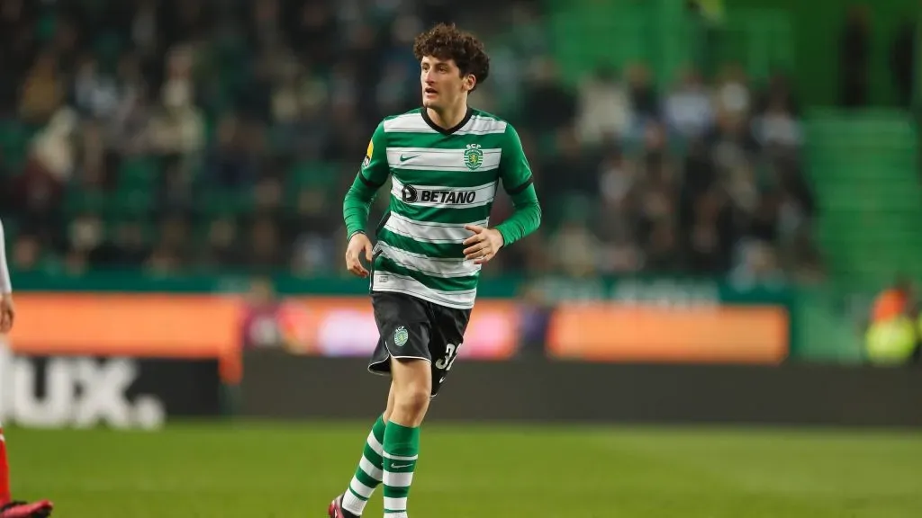 Mateo Tanlongo, en un encuentro con la camiseta de Sporting de Lisboa.