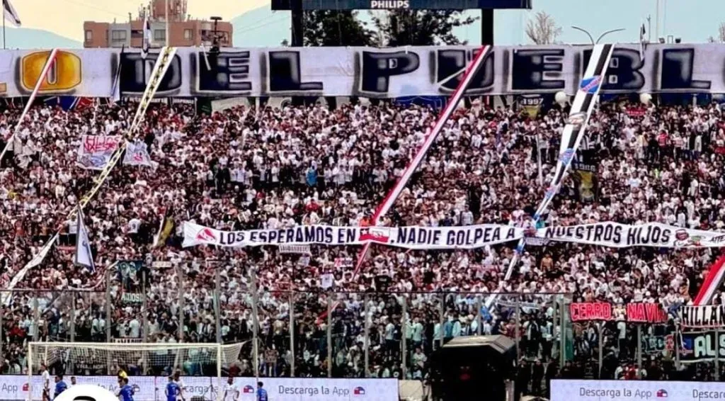 La bandera que estrenó La Garra Blanca en el clásico chileno. (Foto de X).