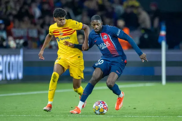 Lamine Yamala y Ousame Dembélé en pleno partido entre Barcelona y PSG. (Getty Images)