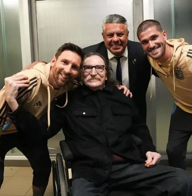 Messi, Chiqui Tapia y De Paul junto a Charly García. (Foto: @chiquitapia).