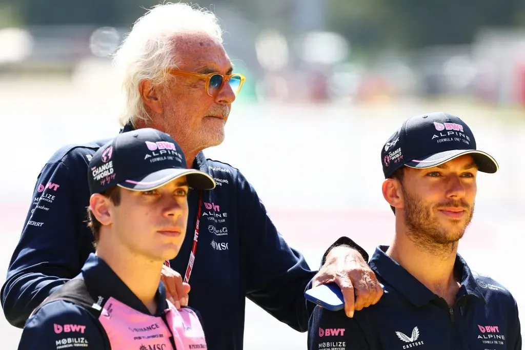 Franco Colapinto, Pierre Gasly, los pilotos de Alpine, junto a Flavio Briatore, el asesor ejecutivo. (Getty Images)