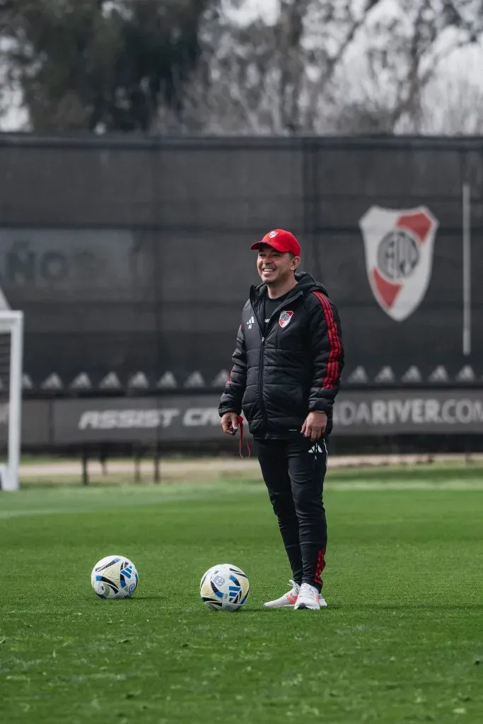 Gallardo empezó a definir el equipo para visitar a Estudiantes. (Foto de River en X).