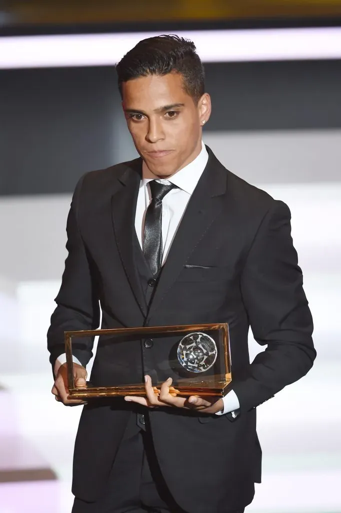 Wendell Lira con el Premio Puskás. (Getty).